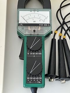 Analoges Strommessgerät mit Zangenmessgerät
