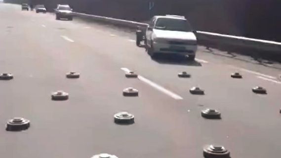 Autos auf einer Autobahn mit Fahrbahnmarkierungen
