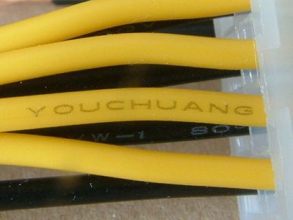 Gelbe Kabel mit Aufdruck