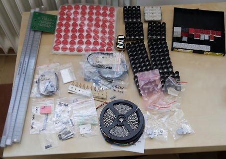Elektronikbauteile und LED-Streifen auf einem Tisch