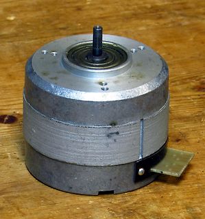 Elektromotor mit Wellen und Platine