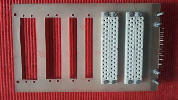 Frontplatte mit zwei Steckverbinder-Modulen