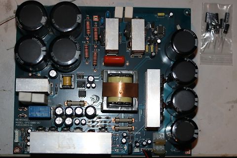 Leiterplatte eines Netzteils mit Elektrolytkondensatoren und Transformator