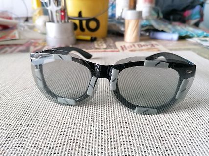 Sonnenbrille auf Tisch
