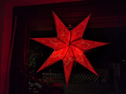 Rote Sternlaterne im Dunkeln