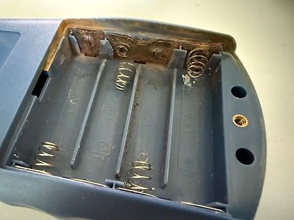 Batteriefach eines Geräts mit Korrosion