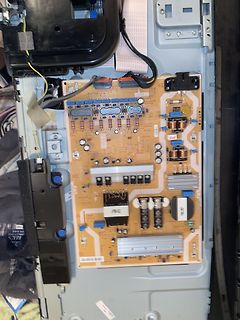 Offene Elektronikplatine eines Geräts
