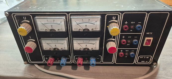 Labornetzteil mit Analoganzeigen