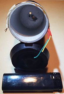 Zerlegtes Gehäuse mit Kabeln und Feuerzeug