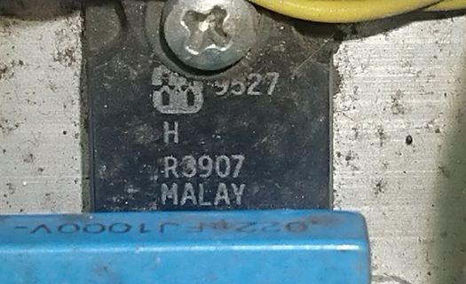 Nahaufnahme eines elektronischen Bauteils mit Beschriftung