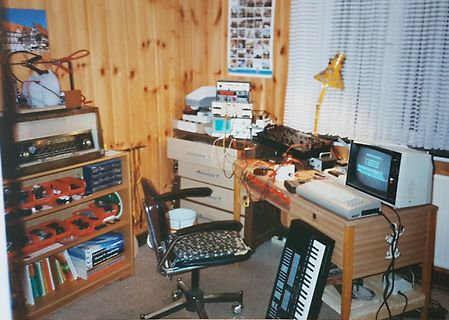 Arbeitsplatz mit Elektronikgeräten und Computer