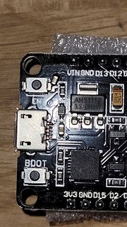 Nahaufnahme einer Mikrocontroller-Platine mit USB-Anschluss