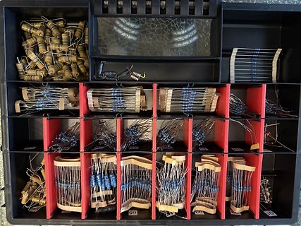 Sortimentsdose mit verschiedenen elektronischen Bauteilen