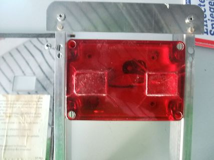 Rote Kunststoffabdeckung in Metallrahmen