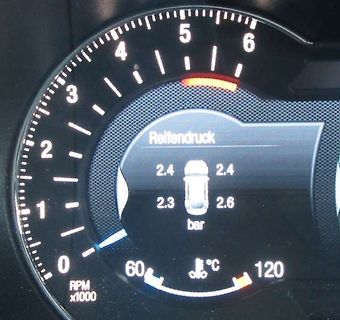 Display eines Fahrzeug-Instrumentenkombis mit Reifendruckanzeige
