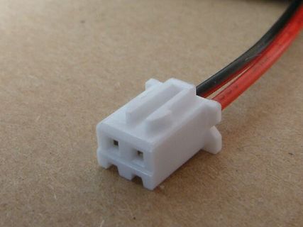 Weißer 2-poliger JST-Stecker mit roten und schwarzen Kabeln