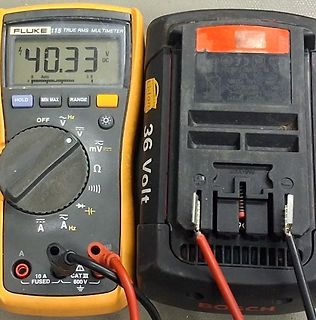 Multimeter misst Spannung an Akku
