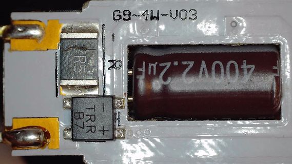 Nahaufnahme einer Leiterplatte mit Elektrolytkondensator