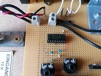 Nahaufnahme einer Leiterplatte mit TL494CN IC