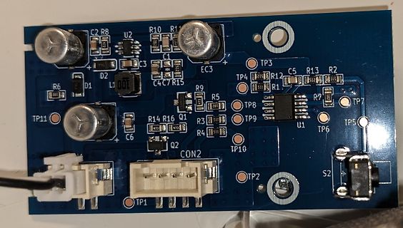 Bestückte blaue Leiterplatte mit elektronischen Bauteilen