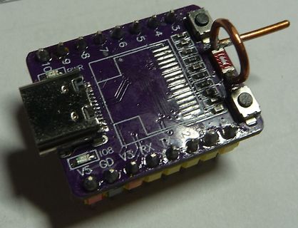 Mikrocontroller-Board mit USB-Anschluss und Kupferring