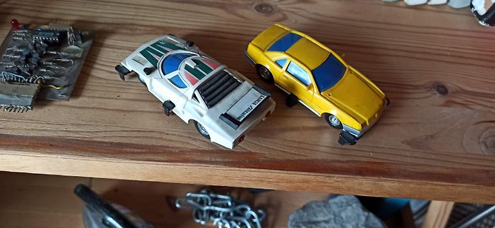 Spielzeugautos und Leiterplatte auf Holzregal