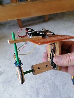 Prototyp eines kleinen Roboter-Fahrgestells mit Mikrocontroller