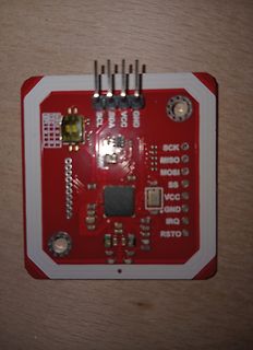 Rote Leiterplatte mit Mikrocontroller und Pins