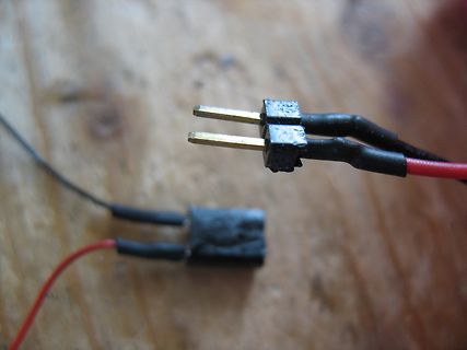 Steckverbinder mit roten und schwarzen Kabeln