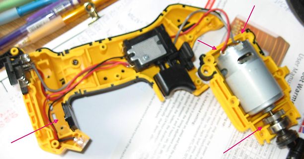 Zerlegtes Elektrowerkzeug mit freiliegenden Kabeln und Motor