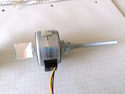 Elektrischer Sensor mit Kabeln und Metallstange