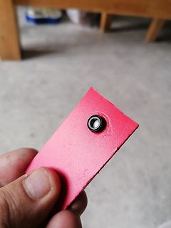 Rote Kunststoffplatte mit Öse