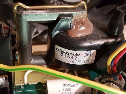 Detailaufnahme eines Tektronix-Gerätesteils mit Bauteilen