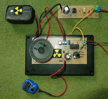 Elektronischer Aufbau mit Lautsprecher und Geigerzähler