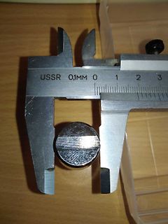 Messung eines Metallzylinders mit Messschieber