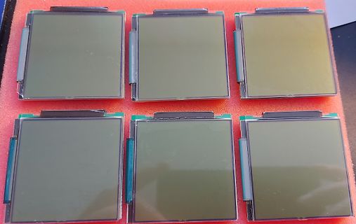 Sechs LCD-Displays auf rotem Schaumstoff