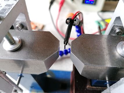 Nahaufnahme einer Zugprüfung oder Materialprüfung
