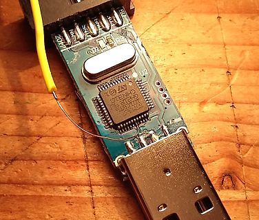 USB-Adapter mit Mikrocontroller auf Leiterplatte