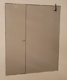 Grauer Schaltschrank an einer Wand