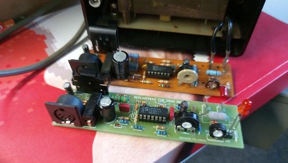 Zwei Leiterplatten mit elektronischen Bauteilen