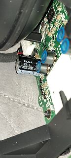 Nahaufnahme einer Leiterplatte mit Elektrolytkondensatoren