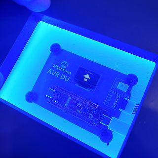 AVR DU Mikrocontroller-Entwicklungsboard unter UV-Licht