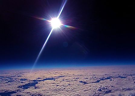 Blick von oben auf Wolkendecke mit Sonne