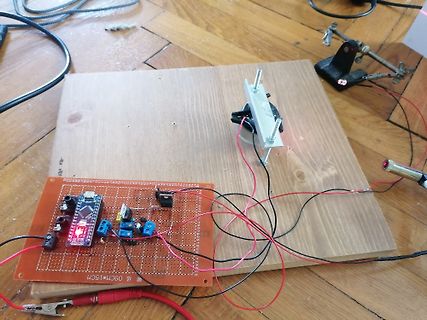 Elektronik-Aufbau auf Holzbrett mit Mikrocontroller