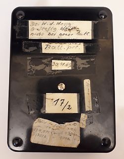 Rückseite eines Gehäuses mit handgeschriebenen Notizen