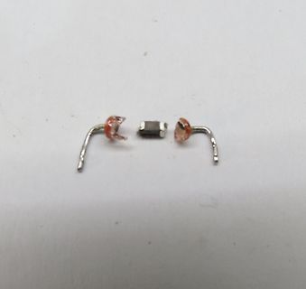 Defektes elektronisches Bauteil mit abgebrochenen Anschlüssen