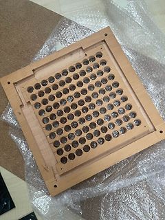 Holzform mit runden Vertiefungen