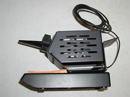 Schwarzes Kunststoffgehäuse mit Kabel