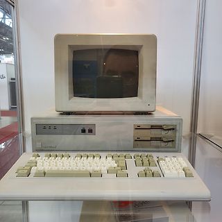 Retro-Computer mit Monitor, Tastatur und Diskettenlaufwerk