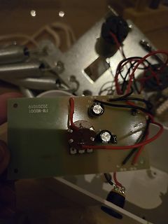 Leiterplatte mit Elektrolytkondensatoren und Kabeln